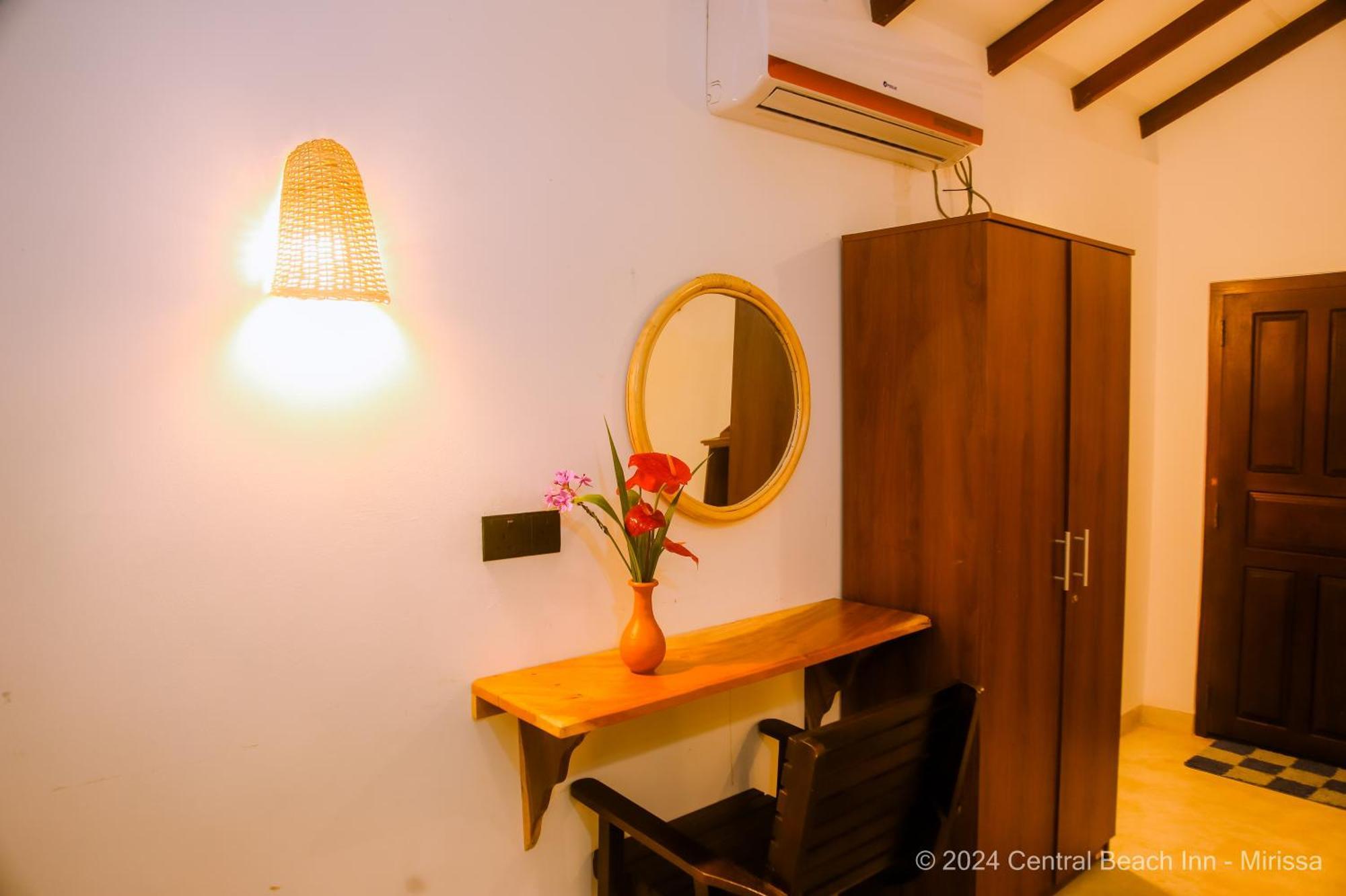 Central Beach Inn Mirissa Kültér fotó